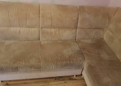 verschmutztes braunes Sofa vor der Reinigung